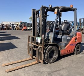 XE NÂNG DẦU 2,5 TẤN TOYOTA 02-8FD25 A8FD25 76305