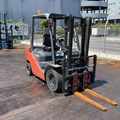 XE NÂNG DẦU 2,5 TẤN TOYOTA 02-8FD25 A8FD25-61432