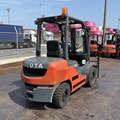 XE NÂNG DẦU 3 TẤN TOYOTA 02-8FD30 A8FDJ35-70526