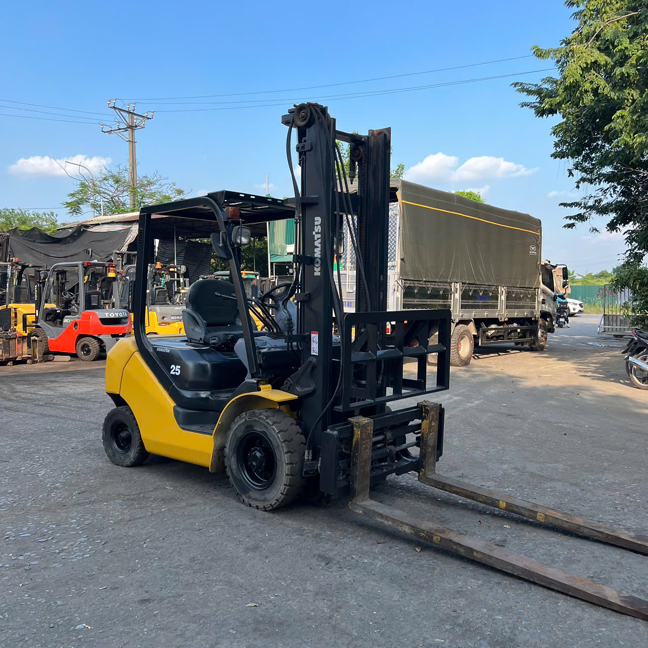 Xe nâng dầu 2.5 tấn Komatsu FD25T-17 gật gù, nâng cao 4m – Seri 319610