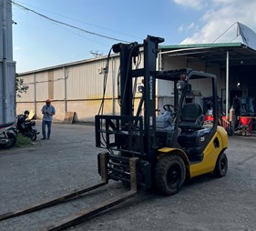 Xe nâng dầu 2.5 tấn Komatsu FD25T-17 gật gù, nâng cao 4m – Seri 319610