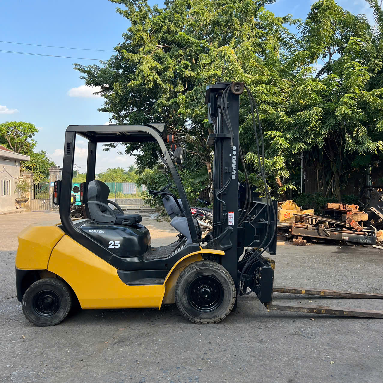 Xe nâng dầu 2.5 tấn Komatsu FD25T-17 gật gù, nâng cao 4m – Seri 319610