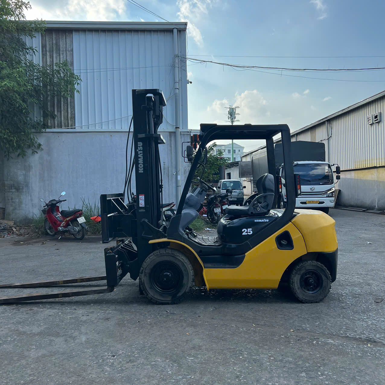 Xe nâng dầu 2.5 tấn Komatsu FD25T-17 gật gù, nâng cao 4m – Seri 319610