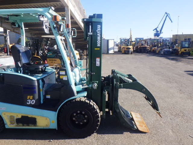 Xe nâng điện 3 tấn Komatsu FE30-1 kẹp giấy (kẹp tròn) – Serial 301003