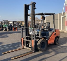 XE NÂNG DẦU 3 TẤN TOYOTA 02-8FD30 A8FDJ35-66662