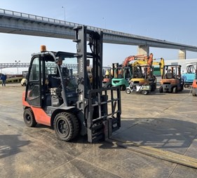 XE NÂNG DẦU 3 TẤN TOYOTA 02-8FD30 A8FDJ35-70189