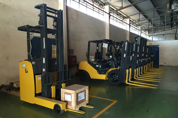 Xe nâng điện đứng lái tối ưu cho kho hàng không gian hạn chế