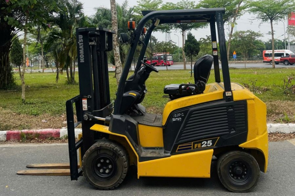 Xe nâng điện ngồi lái phù hợp cả môi trường trong kho lẫn ngoài trời