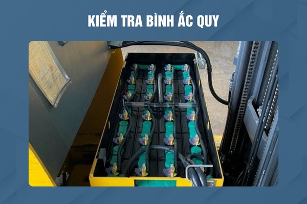 Kiểm tra mức sạc pin và tình trạng bình ắc quy đảm bảo đủ năng lượng vận hành