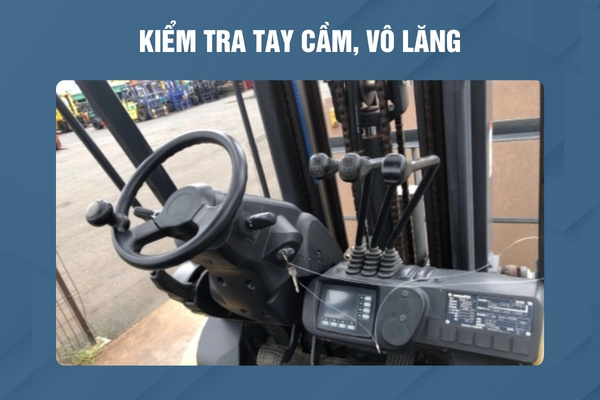 Xoay vô lăng sang cả hai hướng để kiểm tra cảm giác lái