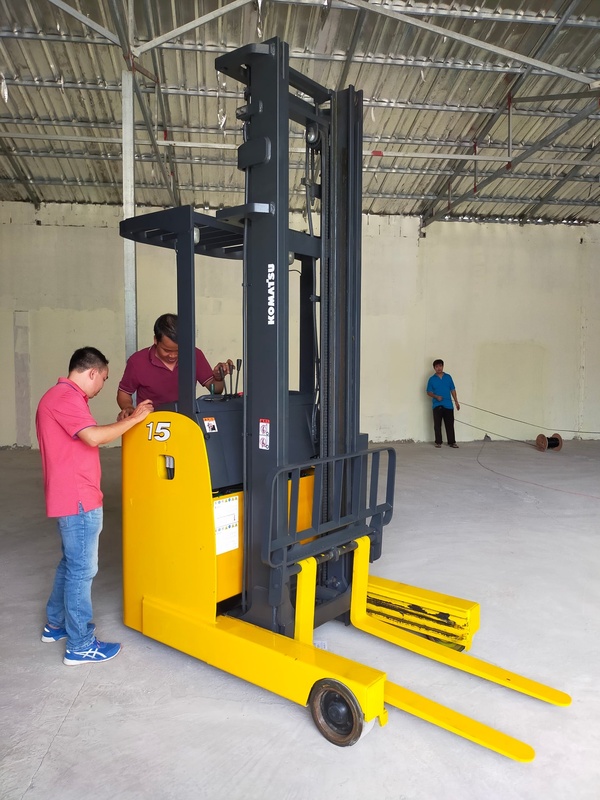 Quy trình lái xe nâng điện đứng lái từng bước cụ thể