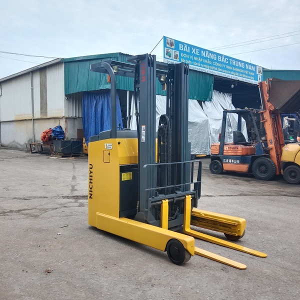 Xe nâng điện đứng lái với bán kính quay vòng nhỏ, dễ cơ động trong không gian kho hẹp
