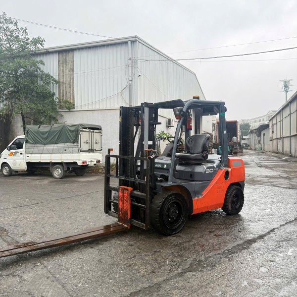 Cơ chế vận hành của xe nâng dầu thông qua động cơ và thủy lực