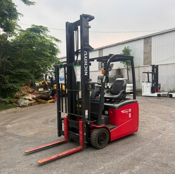 Xe nâng điện vận hành trong kho hàng hiện đại