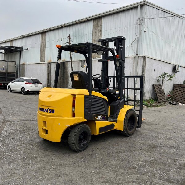 Xe nâng điện vận hành êm trong nhà xưởng