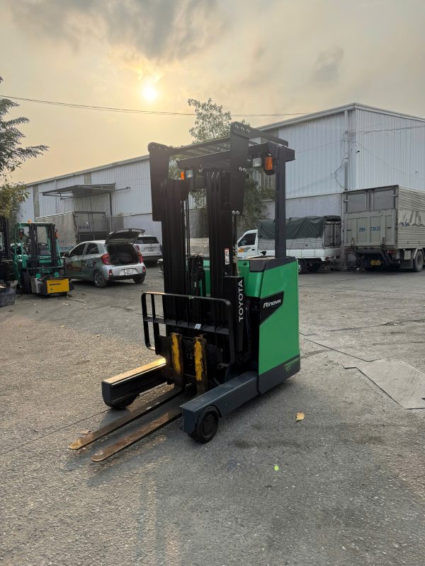 Bán kính quay nhỏ giúp xe vận hành hiệu quả trong kho hẹp