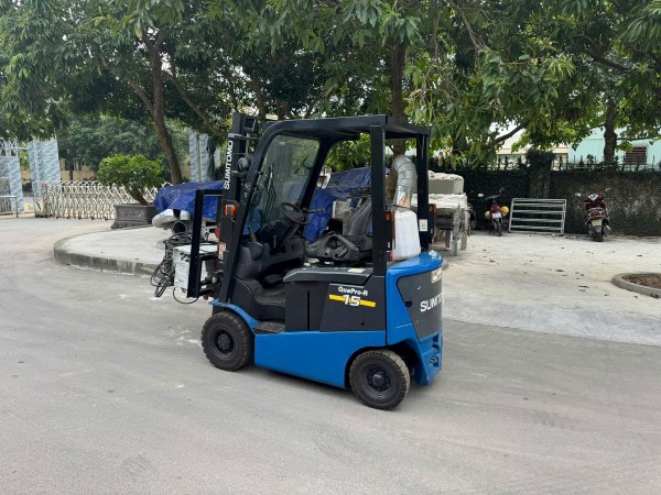 Khách hàng nên so sánh và thương lượng giá xe nâng trực tiếp tại kho