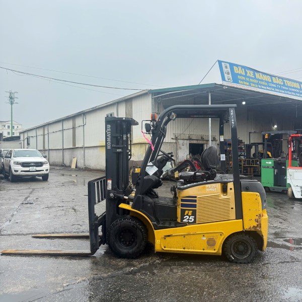 Kiểm tra hồ sơ bảo dưỡng và thay thế linh kiện xe nâng điện