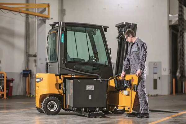 5 Bước sạc xe nâng điện chuẩn kỹ thuật