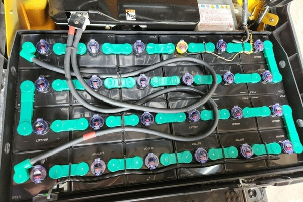 Kiểm tra dây dẫn nguồn điện giúp ngăn ngừa sự cố mạch điện xe nâng