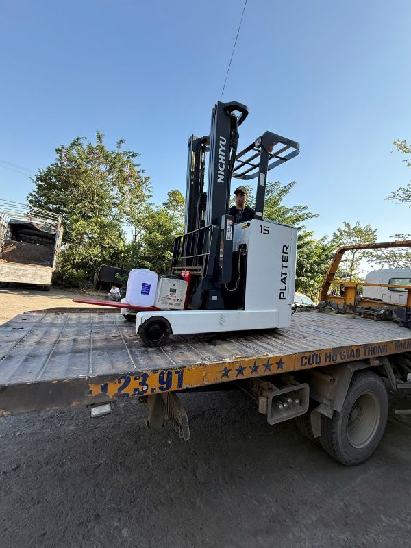Hình ảnh của xe nâng điện trong kho hàng khi bàn giao