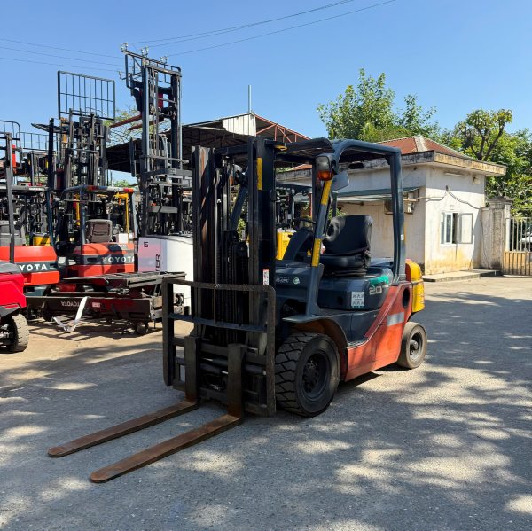 Hình ảnh xe nâng dầu ngoài trời trong kho bãi