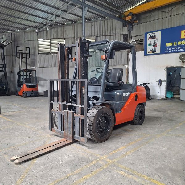 So sánh xe nâng điện và xe nâng dầu thực tế