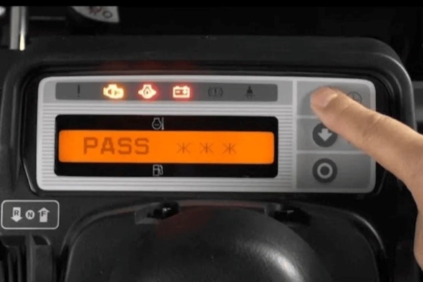 Quan sát màu sắc đèn trên màn hình LCD để phân loại sự cố