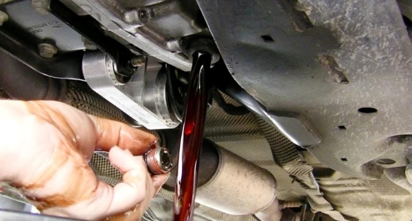Đảm bảo mức dầu thủy lực đạt tỷ lệ an toàn trước khi cho xe vận hành