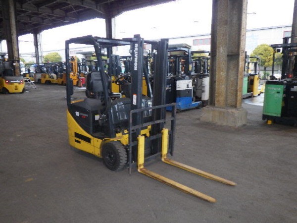 Hệ thống xe nâng điện cũ tại kho XE NÂNG BẮC TRUNG NAM