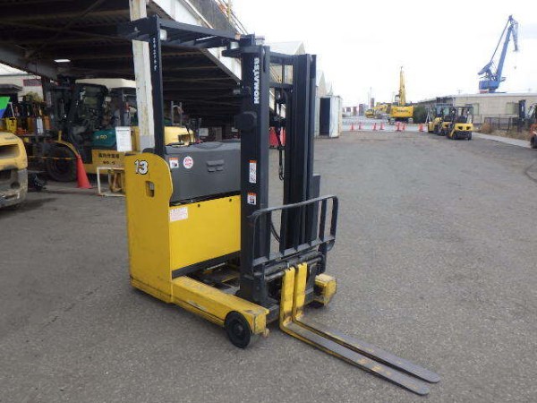 Lựa chọn xe nâng ngồi lái hoặc đứng lái phù hợp với kết cấu lối đi thực tế tại kho bãi