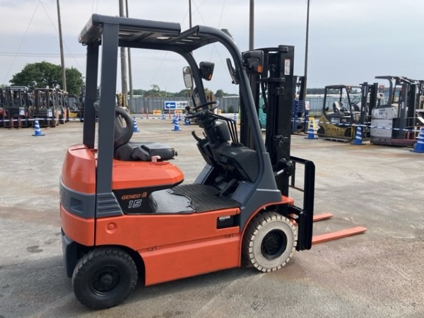 Khách hàng trực tiếp thử tải thực tế bãi xe nâng cũ tại XE NÂNG BẮC TRUNG NAM