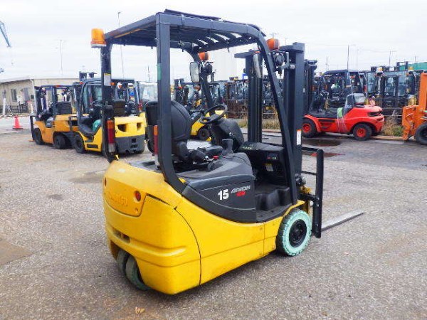 Hoạt động cấp hàng lên hệ thống kệ cao tầng tại kho siêu thị