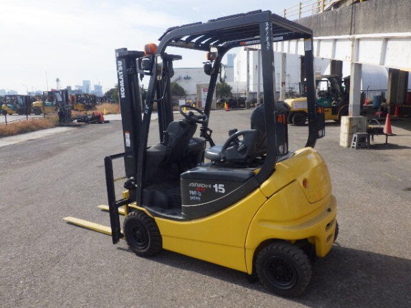 Thiết kế bán kính quay trục nhỏ gọn giúp xe nâng dễ dàng quay đầu