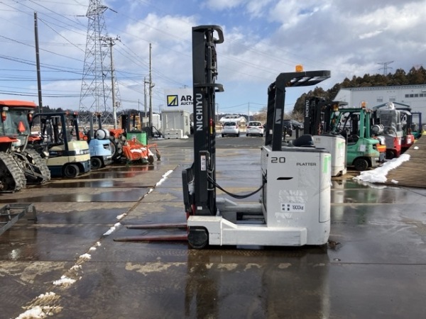 Xe nâng điện đứng lái Nhật bãi di chuyển mượt mà trong lối đi siêu hẹp