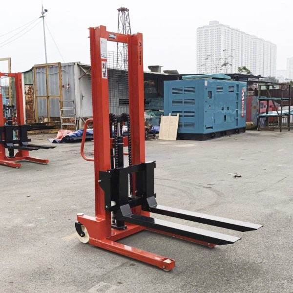 Xe nâng tay điện tầm thấp hỗ trợ nhân viên kéo hàng tự động