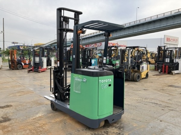Xe nâng điện 1.5 tấn cũ luân chuyển pallet hàng hóa trong lối đi siêu hẹp