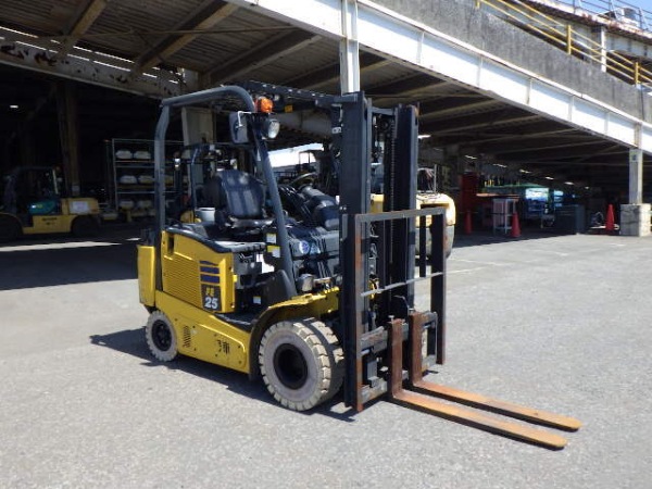 Xe nâng điện đối trọng cũ giúp giữ cân bằng tuyệt đối khi rút hàng container