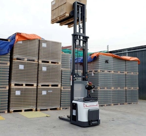 Xe nâng điện Stacker cũ kết hợp giữa tính linh động tầm thấp và khả năng xếp chồng pallet