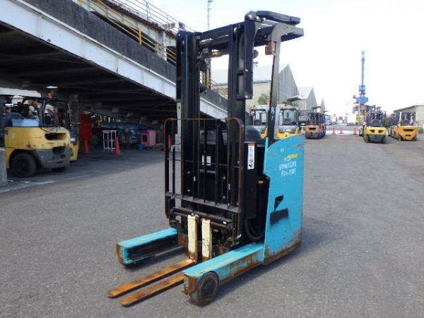 Xe nâng điện cũ tại bãi XE NÂNG BẮC TRUNG NAM