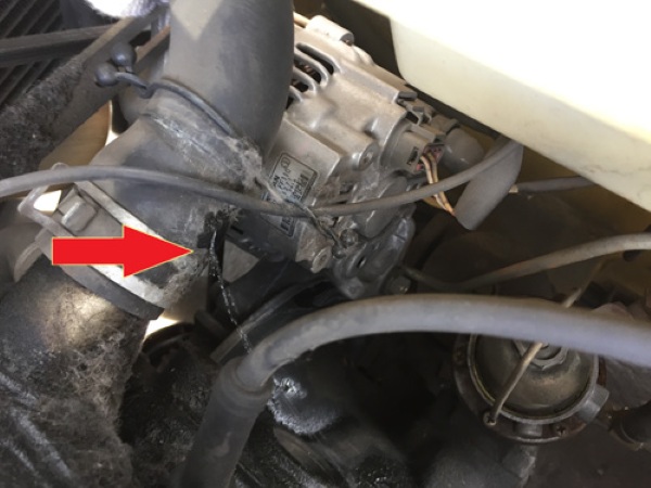 Khu vực bơm nước xe nâng bị ẩm và rò rỉ