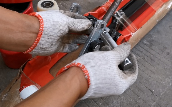 Thao tác tháo bánh xe nâng tay bằng dụng cụ chuyên dụng