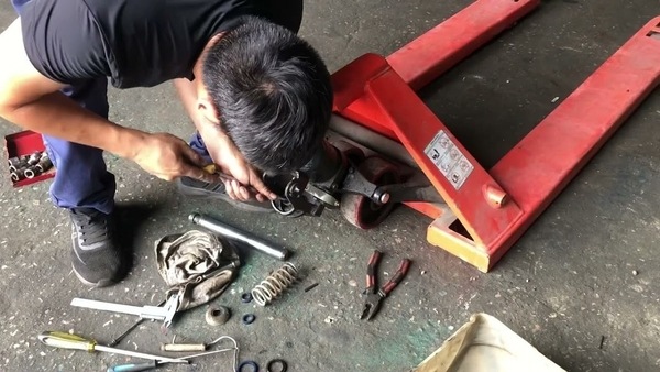 Các lỗi phổ biến khi thay bánh xe nâng tay