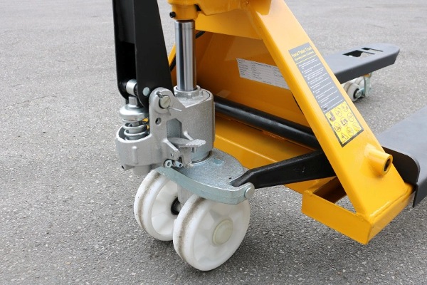 Thử tải bánh xe nâng tay trước khi đưa vào sử dụng thực tế