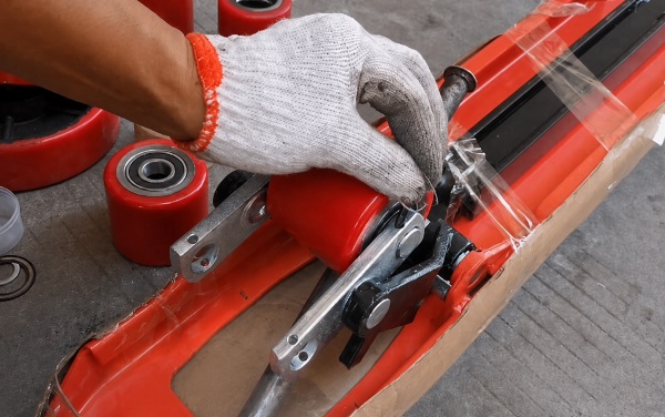 Lưu ý kỹ thuật giúp tăng tuổi thọ bánh xe nâng tay