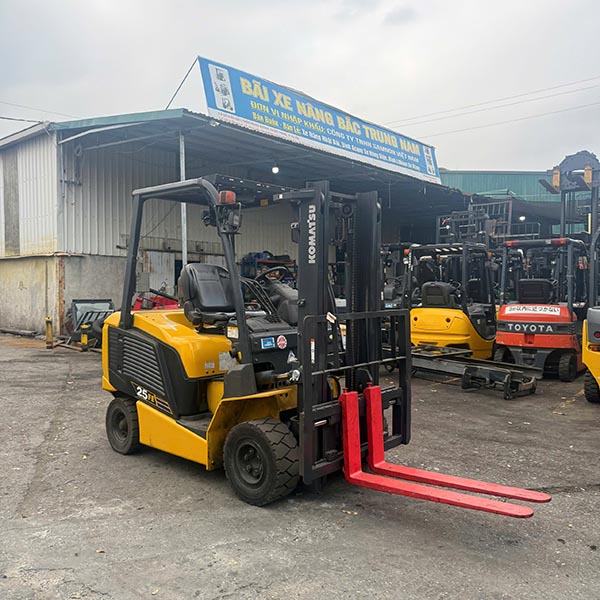 Dầu thủy lực xe nâng giúp bôi trơn bơm, van và đảm bảo hoạt động nâng hạ an toàn