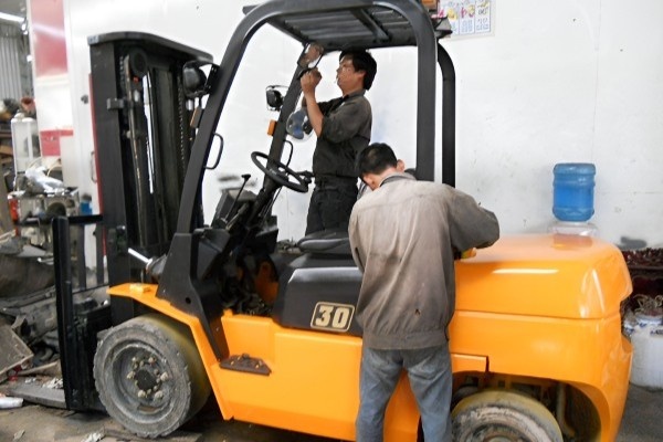 Kiểm tra định kỳ giúp giảm rủi ro cháy nổ xe nâng