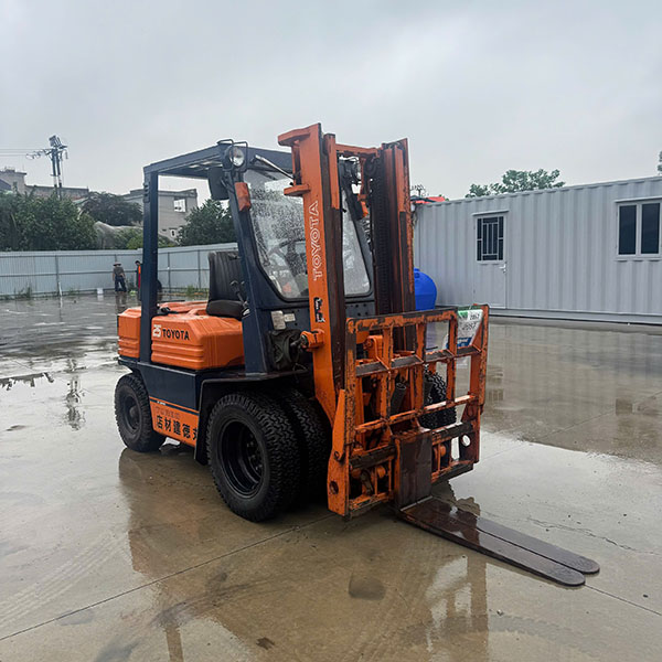 Hư hỏng xe nâng do ngập nước ảnh hưởng đến động cơ, dầu bôi trơn và linh kiện điện