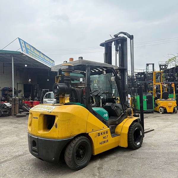 Kiểm tra dầu động cơ, dầu thủy lực và các chất lỏng xe nâng sau khi bị ngập nước