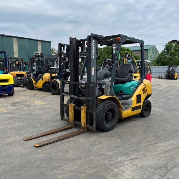 Xe nâng Komatsu phổ biến trong kho thực phẩm đồ uống